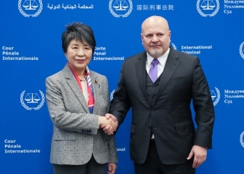 カーン国際刑事裁判所(ICC)検察官と握手をする上川外務大臣