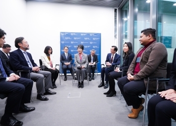 上川外務大臣と国際刑事裁判所(ICC)邦人職員10名の意見交換の様子