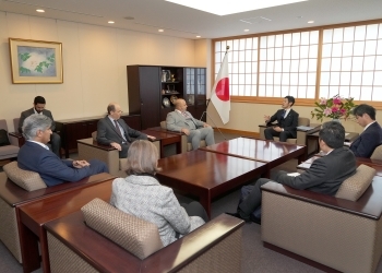 辻󠄀外務副大臣と両国連常駐代表の懇談の様子