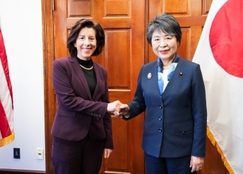 会談前に、レモンド商務長官と握手する上川外務大臣
