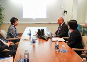 日本語補習校で意見交換を行う上川外務大臣