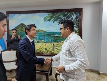 トーレス外務・国際協力筆頭次官と握手する穂坂政務官