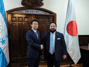レドンド国会議長と握手しながら記念撮影をする穂坂政務官