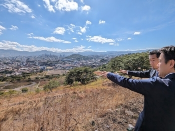 地滑り防止工事等を実施したテグシガルパ市内エルベリンチェ地区を視察する穂坂政務官