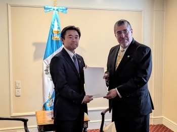 アレバロ大統領と記念撮影をする穂坂政務官