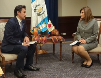 エレラ副大統領と意見交換をする穂坂政務官