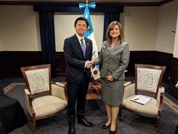 エレラ副大統領と握手しながら記念撮影をする穂坂政務官