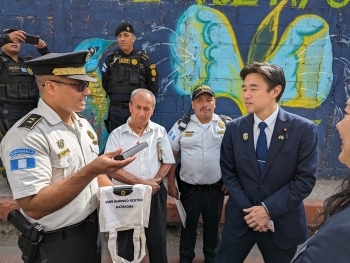 グアテマラ国家文民警察本部を訪問する穂坂政務官