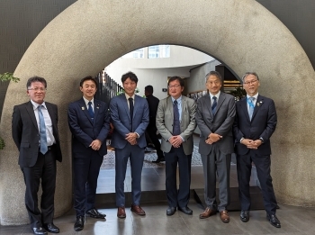 進出企業関係者と記念撮影をする穂坂政務官