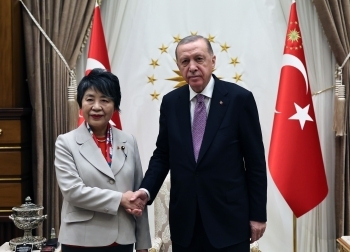 エルドアン大統領と握手する上川外務大臣