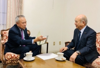 柘植外務副大臣がブルネイの駐日大使と懇談している様子