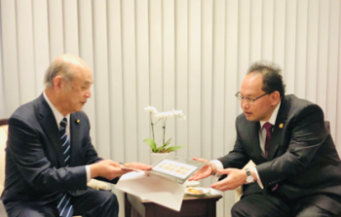 柘植外務副大臣が、駐日マレ-シア大使と懇談している様子