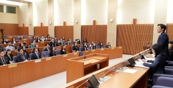 日系米国人青少年一行に挨拶する穂坂外務大臣政務官
