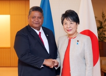 アイタロー国務大臣と握手する上川外務大臣