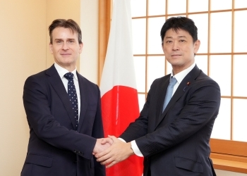 ヘイハースト駐日オーストラリア大使と握手する高村外務大臣政務官