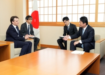 ヘイハースト駐日オーストラリア大使と懇談する高村外務大臣政務官