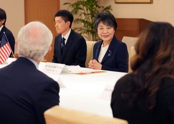 米国議会日本研究グループ議員団と会談中の上川外務大臣