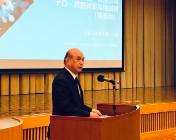挨拶を行う柘植外務副大臣