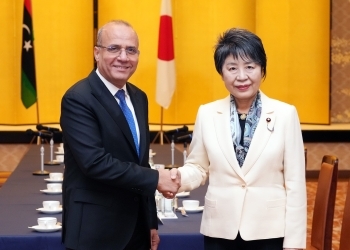 ラーフィー・リビア国首脳評議会副議長と握手する上川外務大臣