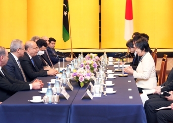 ラーフィー・リビア国首脳評議会副議長と懇談する上川外務大臣