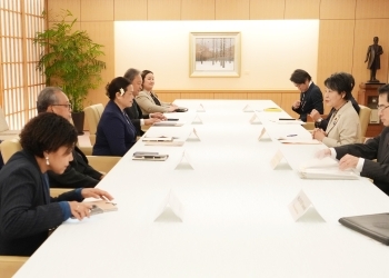 上川外務大臣と駐日太平洋島嶼国大使グループとの会談の様子
