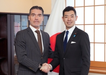 セレーノ大使と握手する辻󠄀副大臣