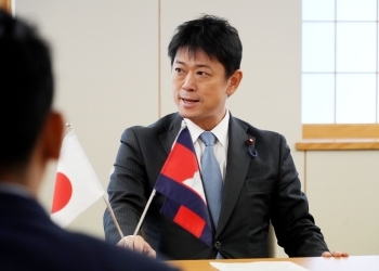 カンボジア若手政治関係者招へい一行を前に発言をする高村外務大臣政務官