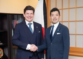 ノレーン・スウェーデン王国国会議長と握手する辻󠄀外務副大臣