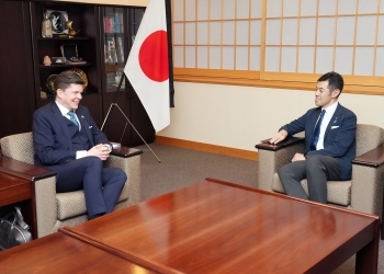 ノレーン・スウェーデン王国国会議長と会談する辻󠄀外務副大臣
