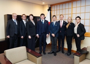 ノレーン・スウェーデン王国国会議長一行と写真撮影に応じる辻󠄀外務副大臣