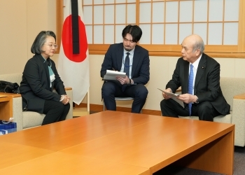 アリシャバナ国連アジア太平洋経済社会委員会(ESCAP)事務局長と会談する柘植芳文外務副大臣