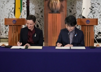 無償資金協力「経済社会開発計画」に関する書簡の署名をする上川外務大臣とカミナ・ジョンソン=スミス・ジャマイカ外務・貿易大臣