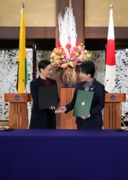 無償資金協力「経済社会開発計画」に関する書簡を交換したあと、握手をする上川外務大臣とカミナ・ジョンソン=スミス・ジャマイカ外務・貿易大臣交換後の握手