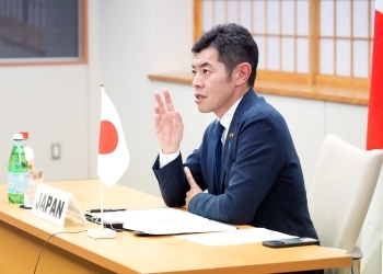 発言する辻󠄀外務副大臣の様子