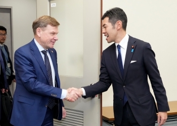 ヴァーデフール独連邦議会議員・CDU/CSU院内副総務と握手する辻󠄀副大臣