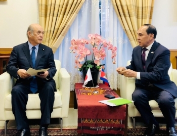 トゥイ・リー駐日カンボジア大使と意見交換を行う柘植外務副大臣