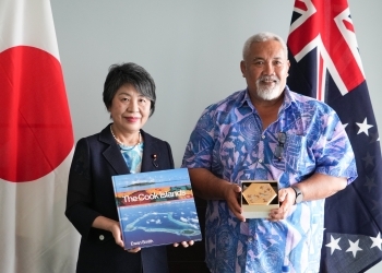 上川外務大臣とエリカナ・クック首相特使兼外務移民大臣兼海洋資源大臣兼議会サービス担当大臣の会談の際に、記念品を交換する様子