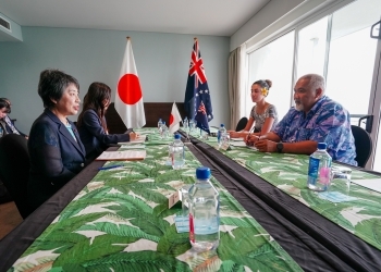 上川外務大臣とエリカナ・クック首相特使兼外務移民大臣兼海洋資源大臣兼議会サービス担当大臣の会談の様子