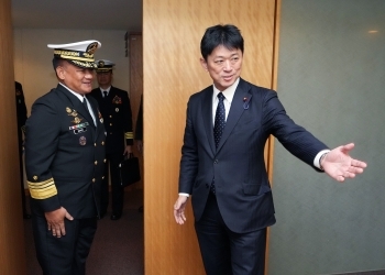 表敬に赴いたアダシ・フィリピン海軍司令官を部屋に案内する高村外務大臣政務官