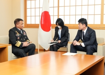 高村外務大臣政務官とアダシ・フィリピン海軍司令官の会談の様子