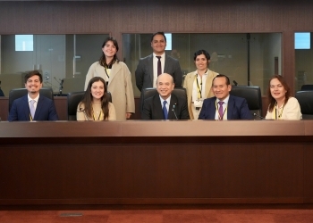 柘植外務副大臣と参加者の集合写真