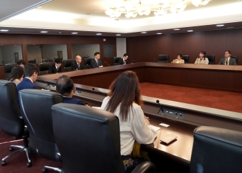 (写真1)柘植外務副大臣と参加者の懇談の様子