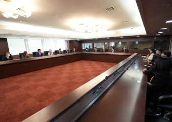 柘植外務副大臣と参加者の懇談の様子