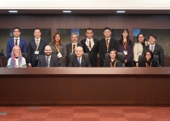 柘植外務副大臣と参加者の集合写真