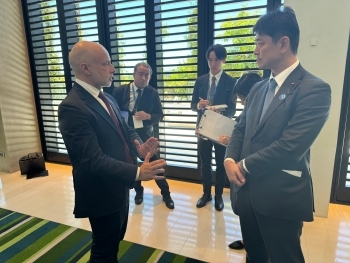 高村外務大臣政務官とヴィセンティン駐豪州EU大使の立ち話