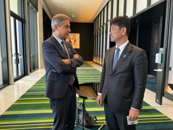 高村外務大臣政務官とアバンスール・インド太平洋担当フランス大使の立ち話
