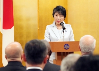 挨拶する上川大臣