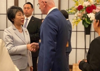 来賓と握手する上川大臣