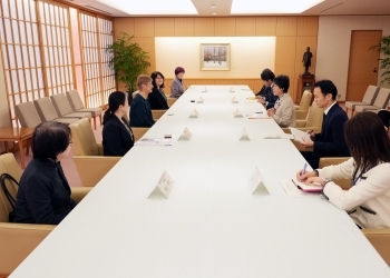 上川外務大臣と鷲見八重子・国連NGO国内女性委員会委員長他との懇談の様子