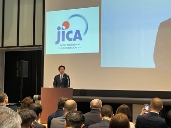 日・ウクライナ交流イベントで挨拶を行う穂坂外務大臣政務官